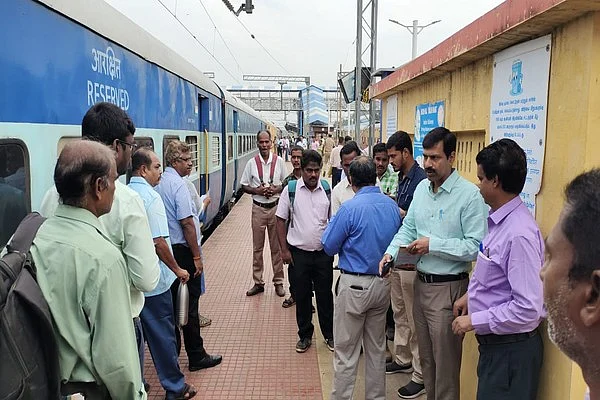 ரயில் நிலையத்தில் அதிகாரி ஆய்வு