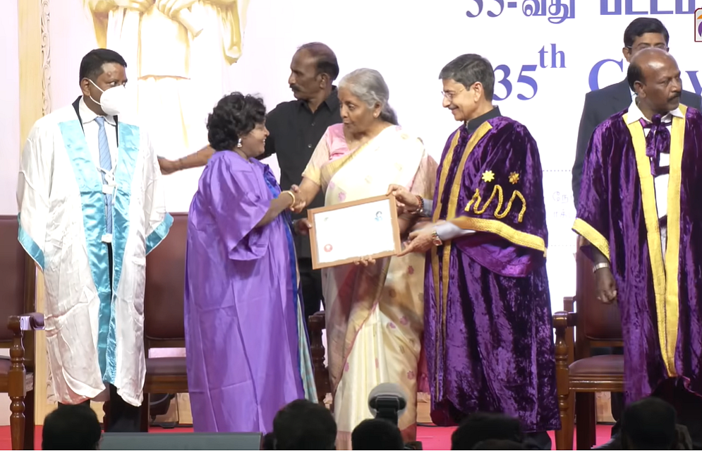 பட்டமளிப்பு விழாவில் நீலா..