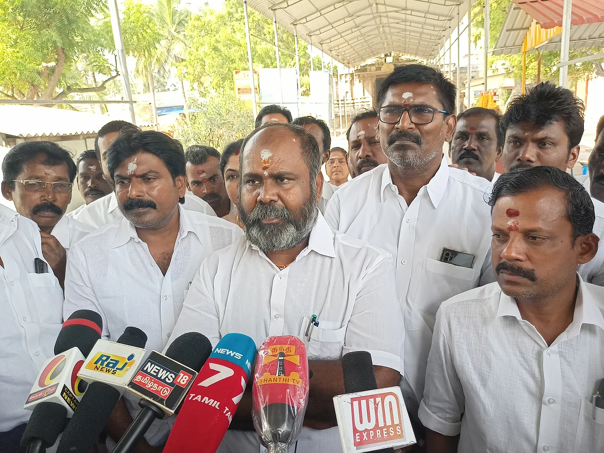செய்தியாளர்களுக்குப் பேட்டி அளித்த உதயகுமார்