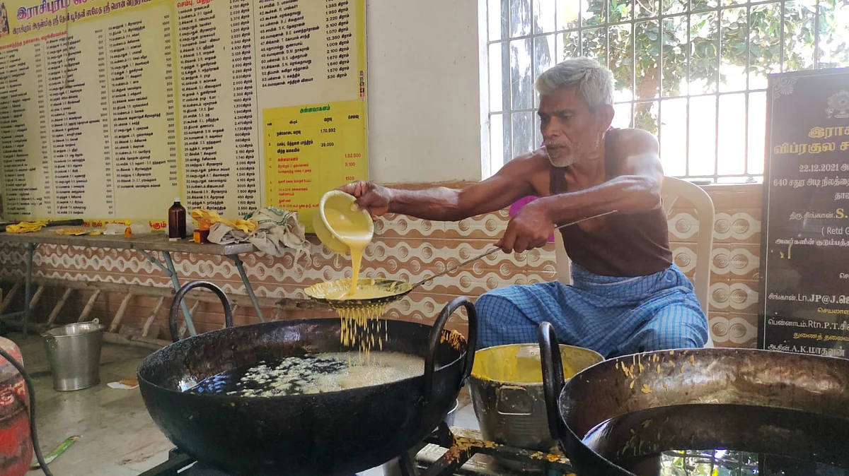 லட்டுகள் தயாரிக்கும் பணி