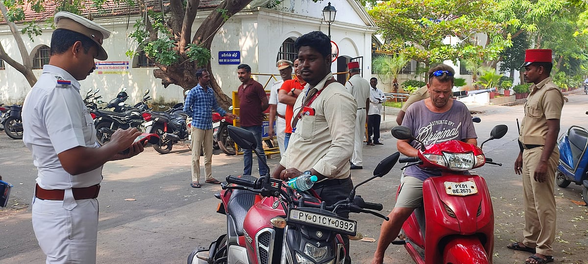 ஹெல்மெட் அணியாமல் சென்ற போலீஸாரிடம் ரூ.1,000 அபராதம் வசூல் - அதிரடி காட்டிய புதுச்சேரி டி.ஜி.பி 