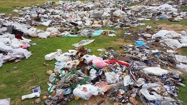 நீர்நிலைக்கு அருகில் கொட்டப்பட்ட மருத்துவக் கழிவுகள்