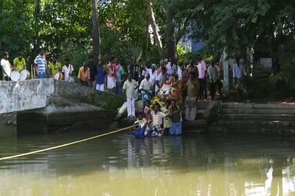 பாலம் உடைந்ததால் தண்ணீருக்குள் செல்லும் அவலம்