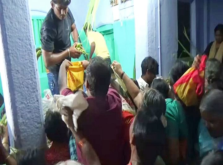 முண்டியடிக்கும் பக்தர்கள்