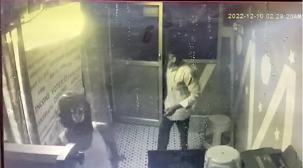 புயல் கரையைக் கடந்த இரவில் கொள்ளை; காதலிக்கு பரிசு - ரூ.13 லட்சத்தை பங்குப் பிரித்த கொள்ளையர்கள்