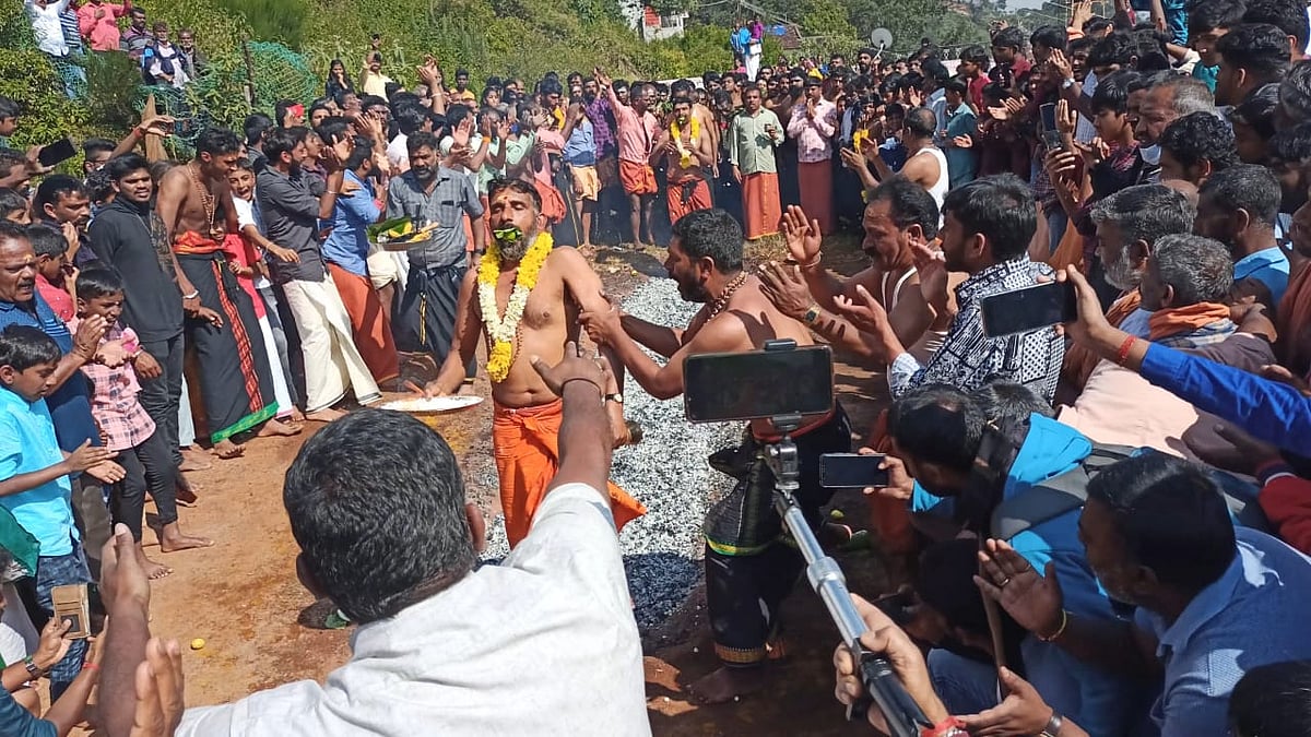 நீலகிரி: ஐயப்பனுக்கு வேண்டுதலாகப் பூக்குண்டம் இறங்கும் பக்தர்கள்; சிறப்புகள் என்ன?