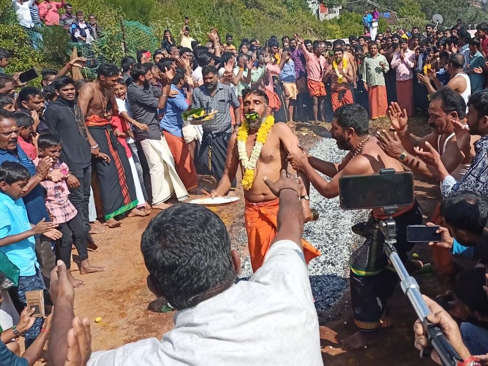 நீலகிரி: ஐயப்பனுக்கு வேண்டுதலாகப் பூக்குண்டம் இறங்கும் பக்தர்கள்; சிறப்புகள் என்ன?