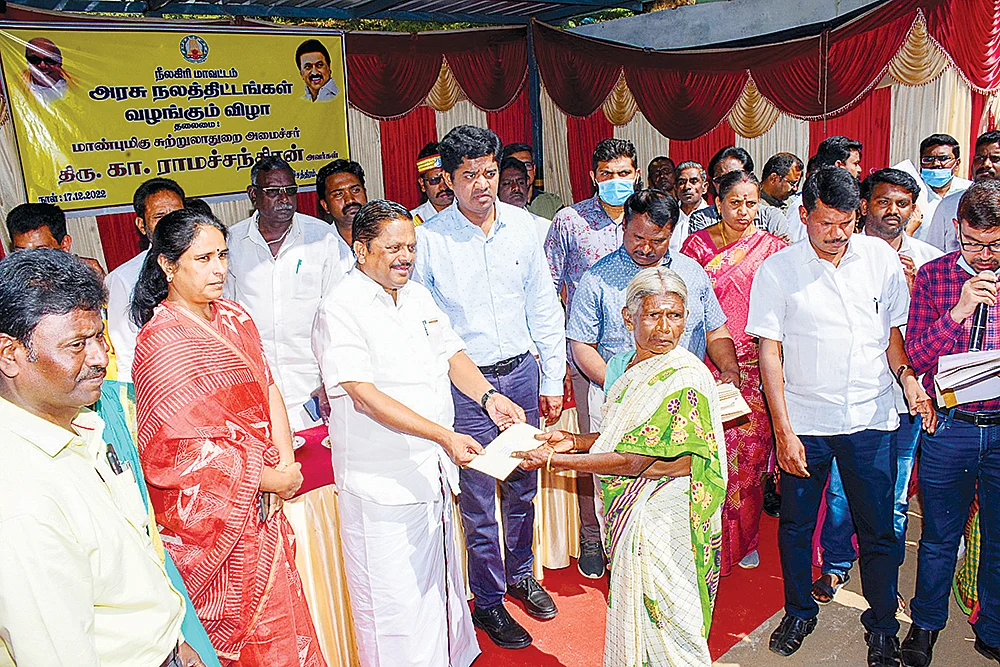 மிஸ்டர் கழுகு: ‘ஒன்று வாங்கினால் ஒன்று இலவசம்...’ - பன்னீரின் புத்தாண்டு ஆஃபர்...
