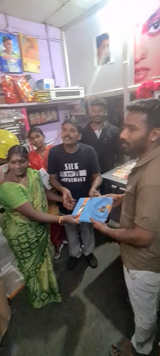நல உதவிகளை வழங்கும் குமார் குடும்பத்தார் மற்றும் ரசிகர்கள்