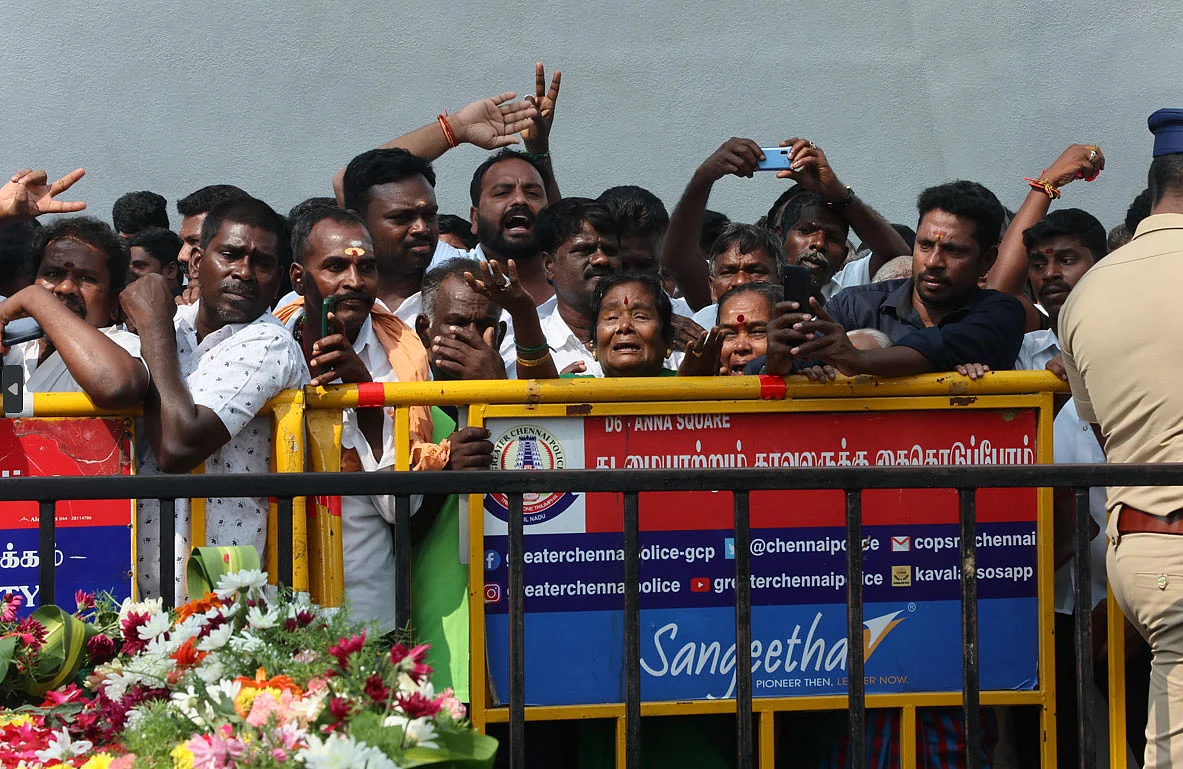 `இப்ப இருக்குற தலைவர்லாம் தெரியாது; ஆனா ஓட்டு இரட்டை இலைக்குத்தான்!’- ஜெயலலிதா நினைவிடம் Spot Visit