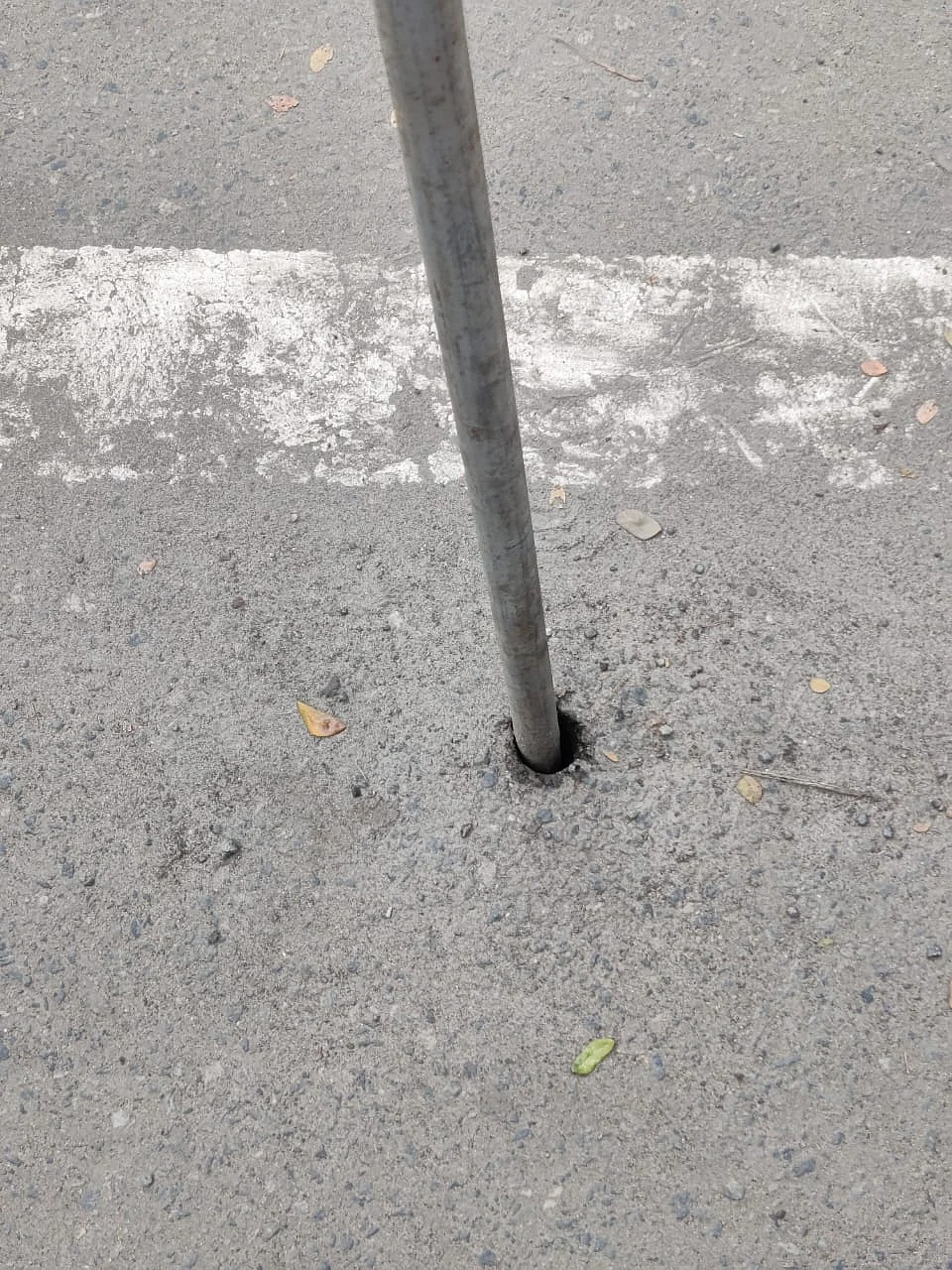 கொடிக் கம்பத்துக்காக சாலை சேதம்