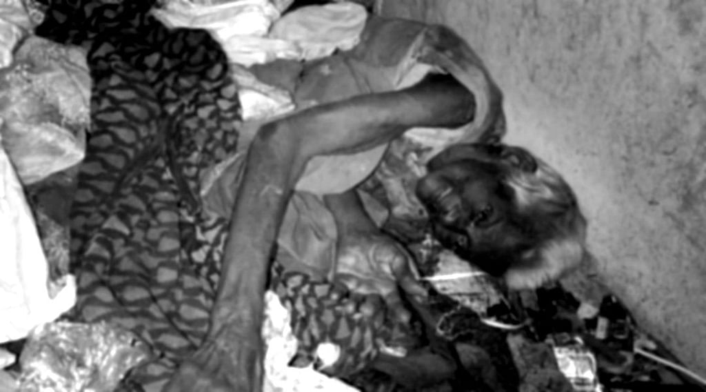 வீட்டில் குப்பையில் கிடந்த மூதாட்டி