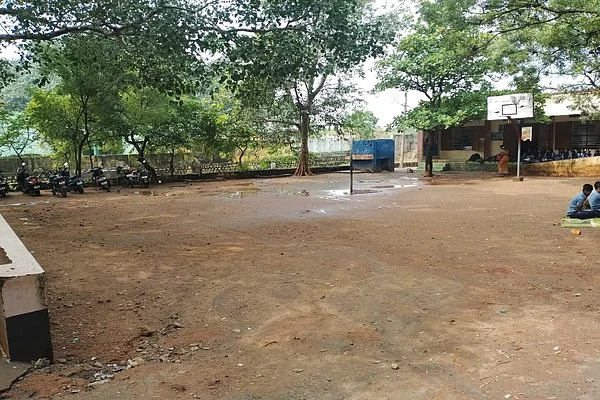 மழை பெய்ததால் மர நிழலில் அமரமுடியாத நிலை