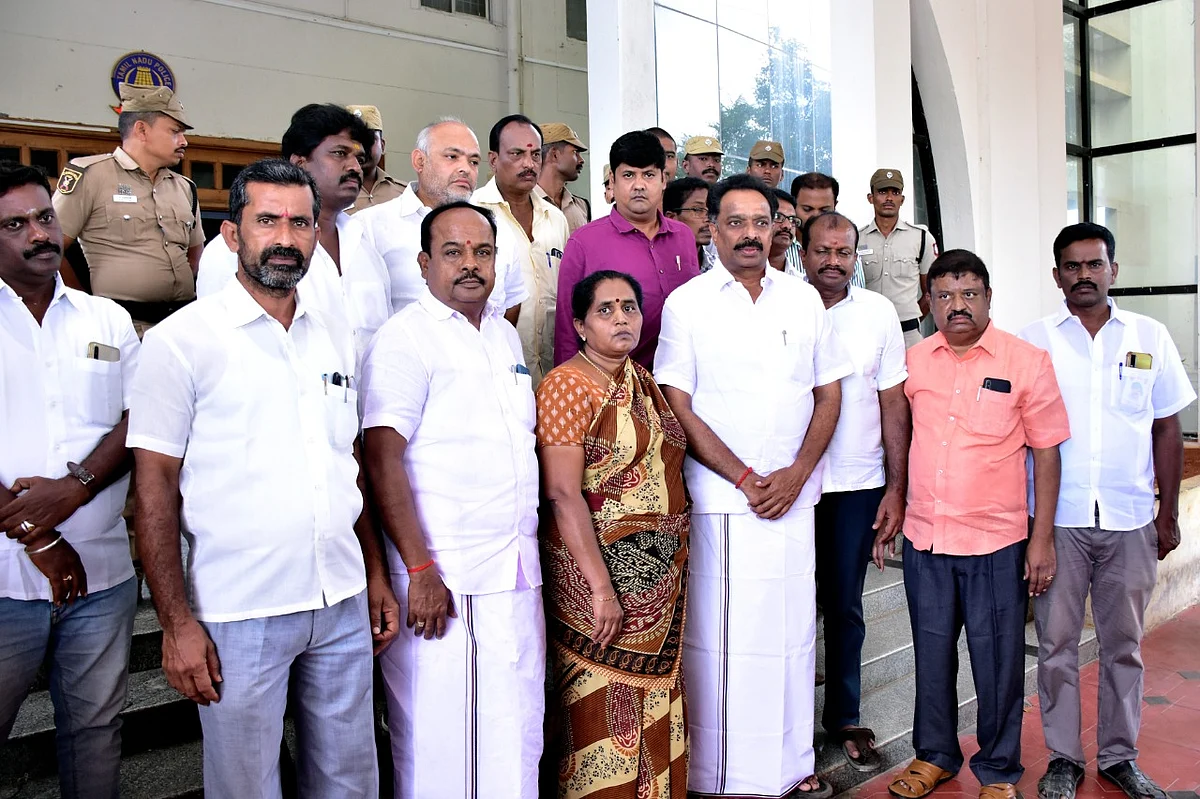 அ.தி.மு.கவினர்களோடு எம்.ஆர்.விஜயபாஸ்கர்
