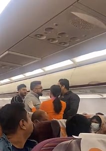 ``விமானங்களில் தொடரும் சண்டை''... பயணிகளிடையே கைகலப்பு|வைரல் வீடியோ!