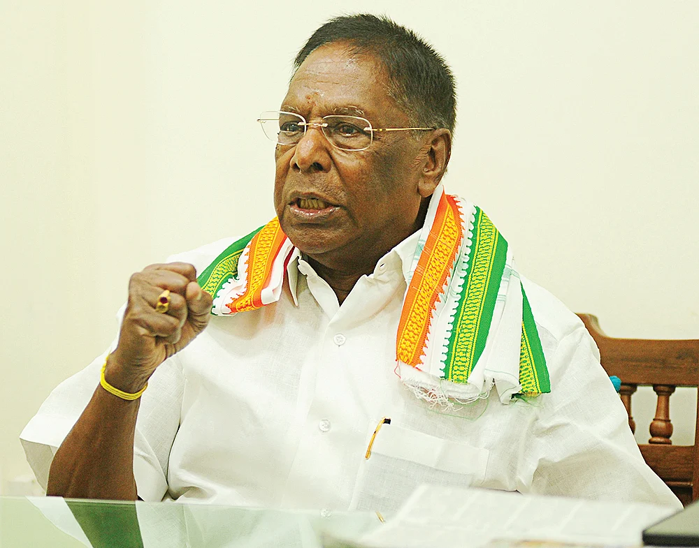 கிரண் பேடி விஷம் கொடுத்துக் கொன்றார்; தமிழிசை வெல்லம் கொடுத்துக் கொல்கிறார்!