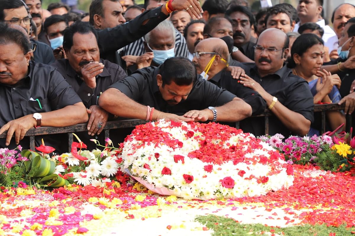 மரியாதை செலுத்தும் எடப்பாடி பழனிசாமி