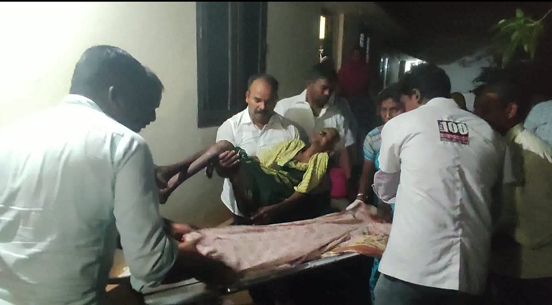 குமரி: செயலிழந்த கால்கள்; 80 வயது தாயை தனியாகத் தவிக்கவிட்ட மகன்... அறிவுரை வழங்கிய போலீஸ்!