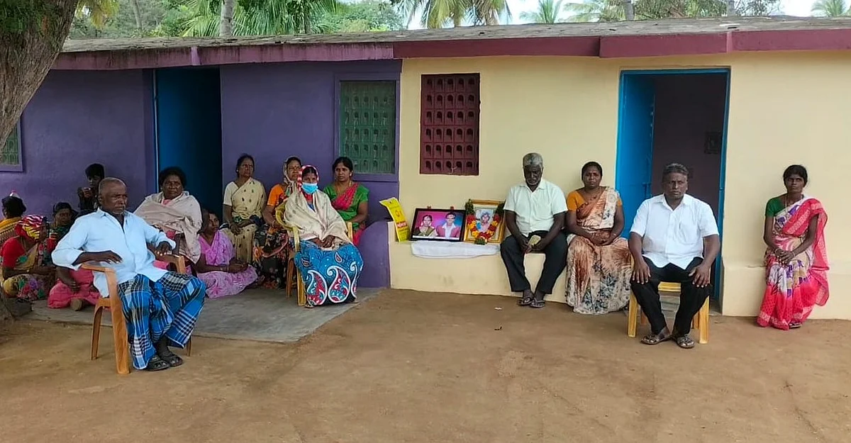 தொகரப்பள்ளியில் பாதிக்கப்பட்ட குடும்பத்தினர்