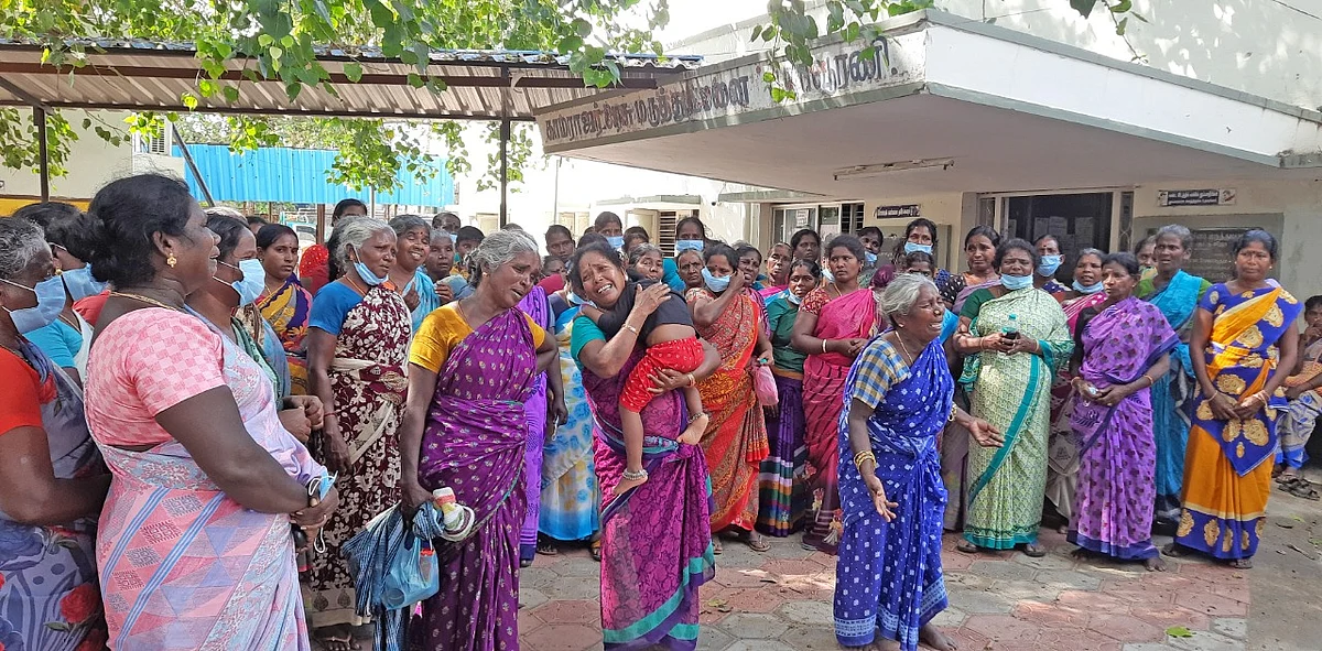 அரசு மருத்துவமனை முன்பு போராட்டம் நடத்திய பெண்கள்