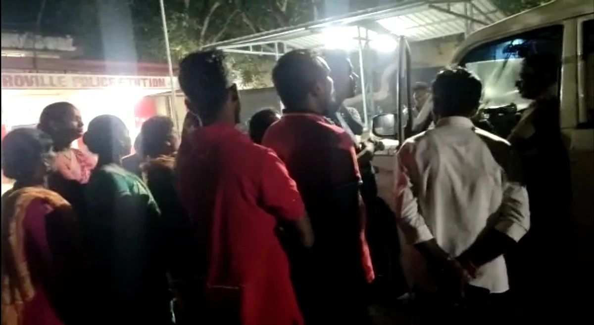 ஆரோவில் காவல் நிலையத்தில் முருகவேல் தரப்பினர்