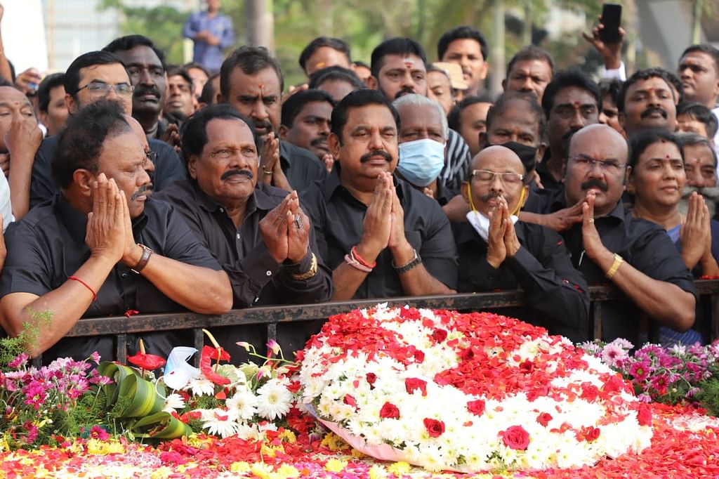 மரியாதை செலுத்தும் அதிமுக-வினர்