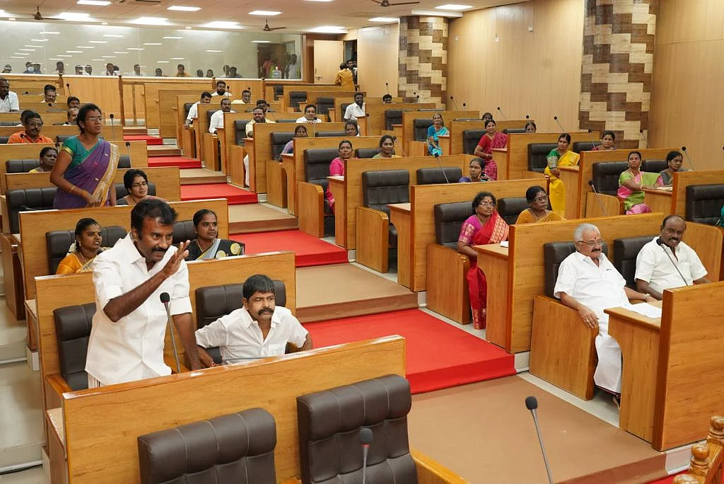 கூட்டத்தில் பேசும் அ.தி.மு.க கவுன்சிலர் மணிகண்டன்