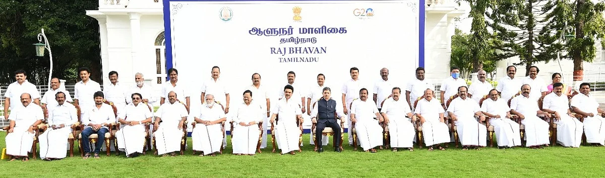 குழு புகைப்படத்தில்