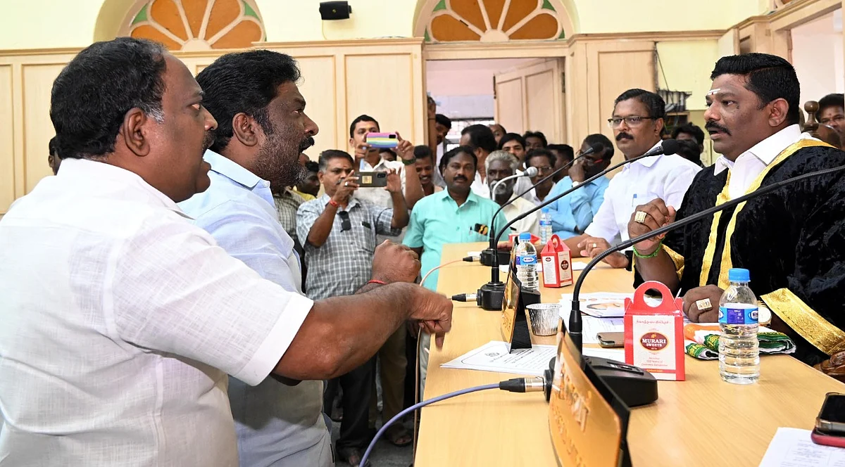 மேயருடன் வாக்குவாதம் செய்யும் கவுன்சிலர்கள்