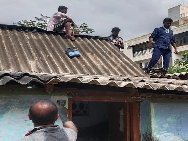 வீட்டின் கூரையில் நடக்கும் சீரமைப்புப் பணி