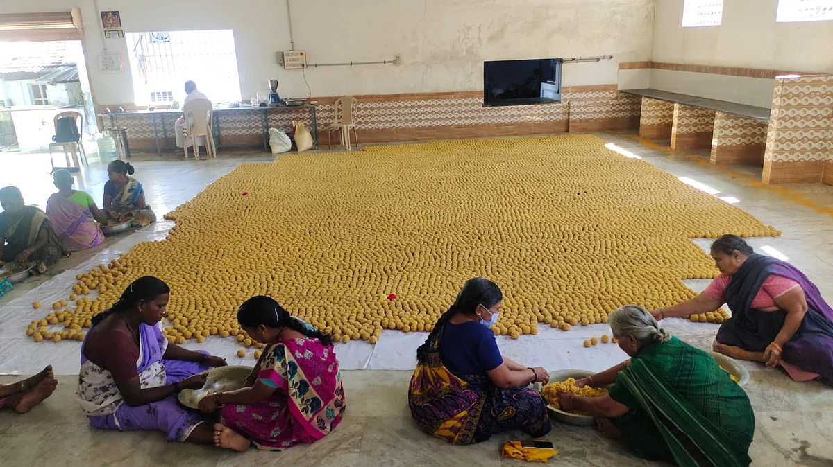 லட்டுகள் தயாரிக்கும் பணி
