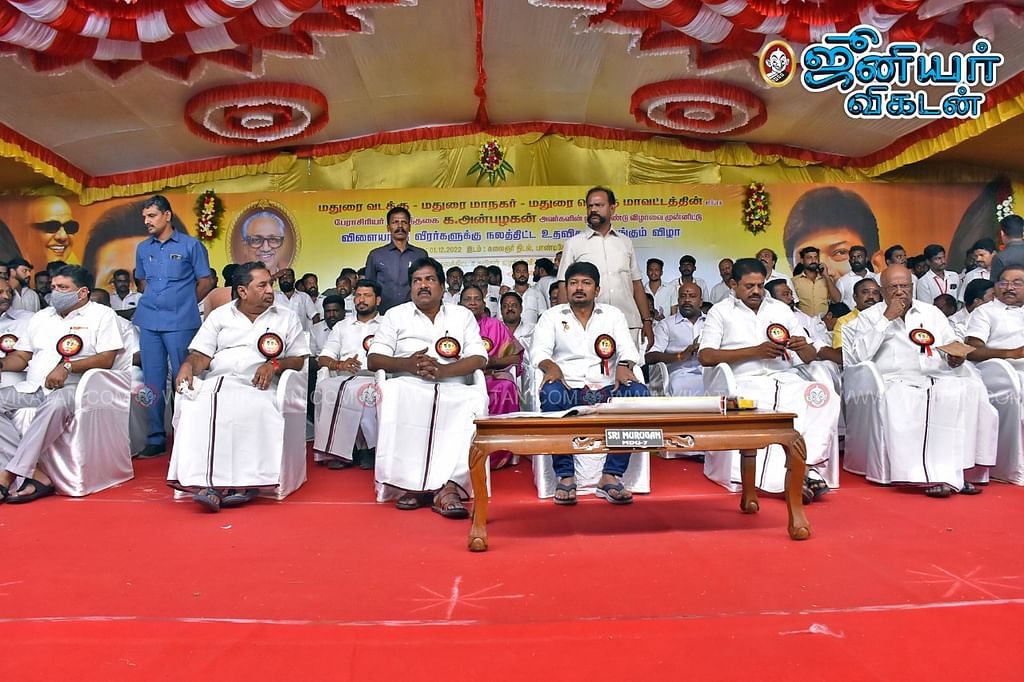 விழாவில்