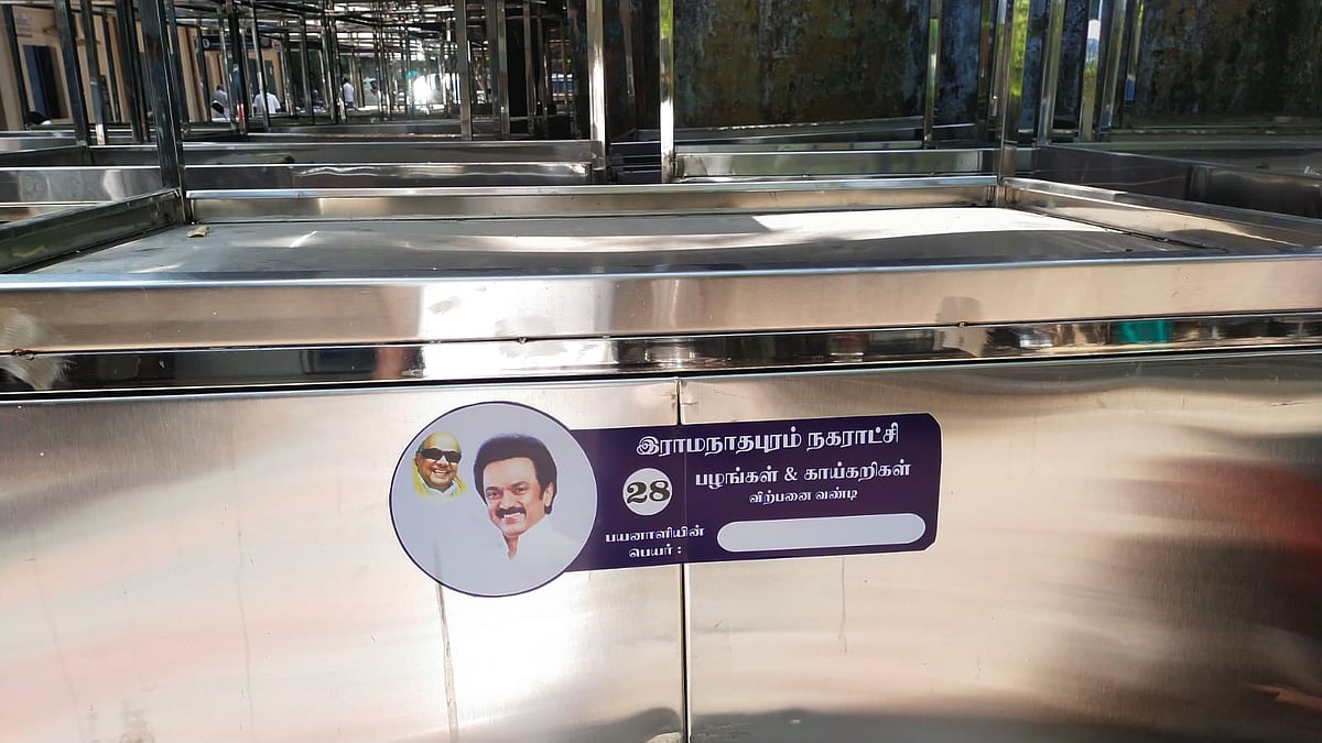 மத்திய அரசின் திட்டம்; வியாபாரிகளுக்கு வழங்கப்பட்ட தள்ளுவண்டியில் ஸ்டாலின் படம்... பாஜக எதிர்ப்பு!