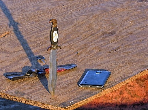 பார்ட்டிக்கு தாமதமாக வந்த காதலனுக்கு கத்திக் குத்து; கொலை முயற்சி வழக்கில் இளம்பெண் கைது!