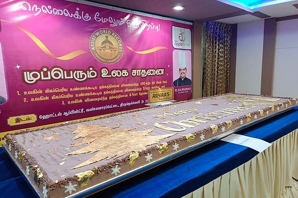 உலக சாதனை முயற்சிக்கு செய்யப்பட்ட கேக்