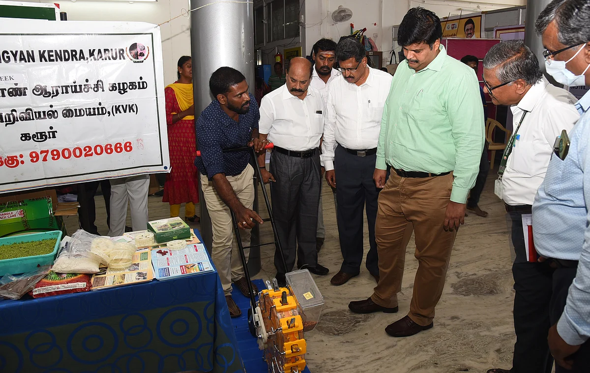 கண்காட்சி அரங்கில் ஆட்சியர்