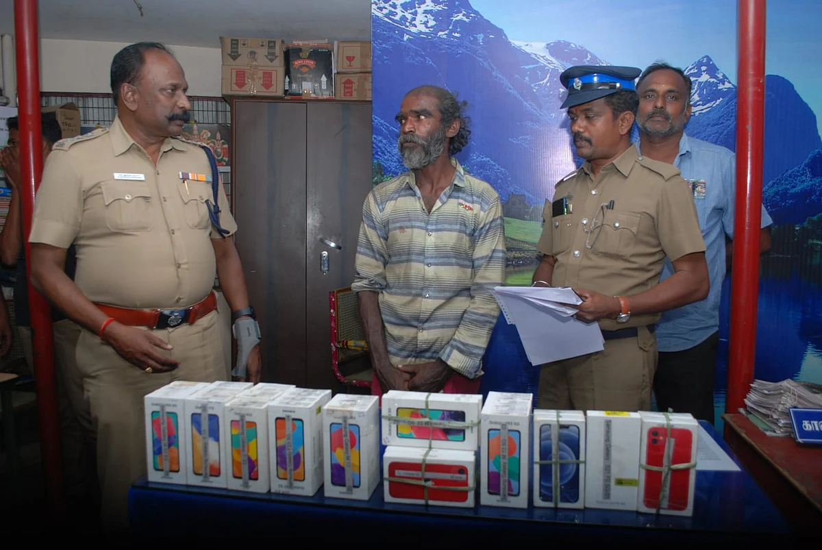 விஜயகுமாரிடம் விசாரணை நடத்தும் டிஎஸ்பி ஆனந்தகிருஷ்ணன்.