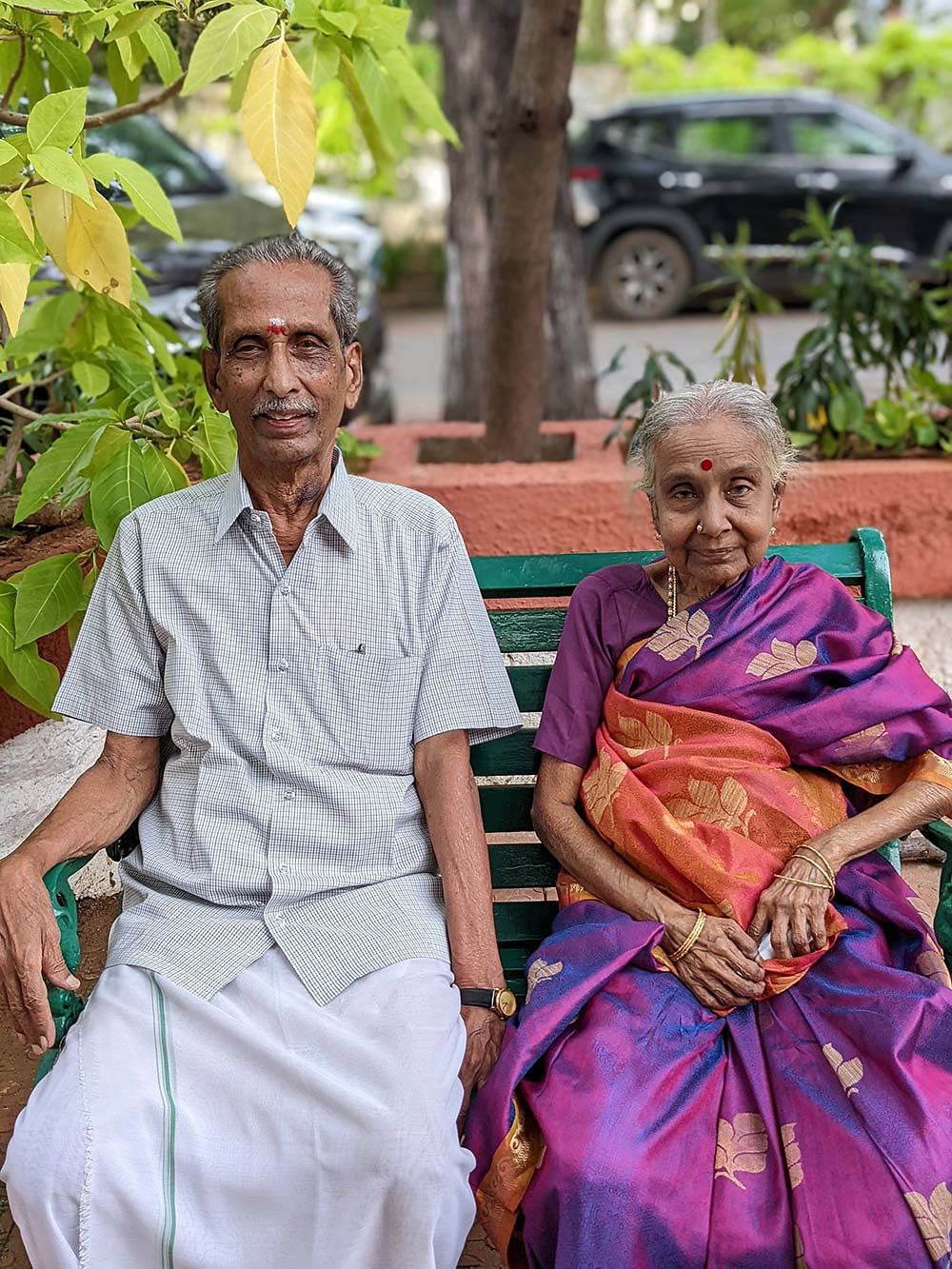 மனைவியுடன் கே.ஆர்.கருணாகரன்