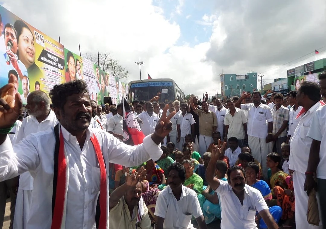 அதிமுக-வினர் சாலைமறியல்