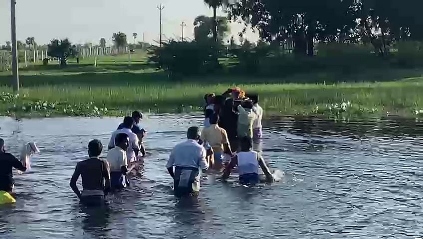 உடலை சுமந்து செல்லும் உறவினர்கள்