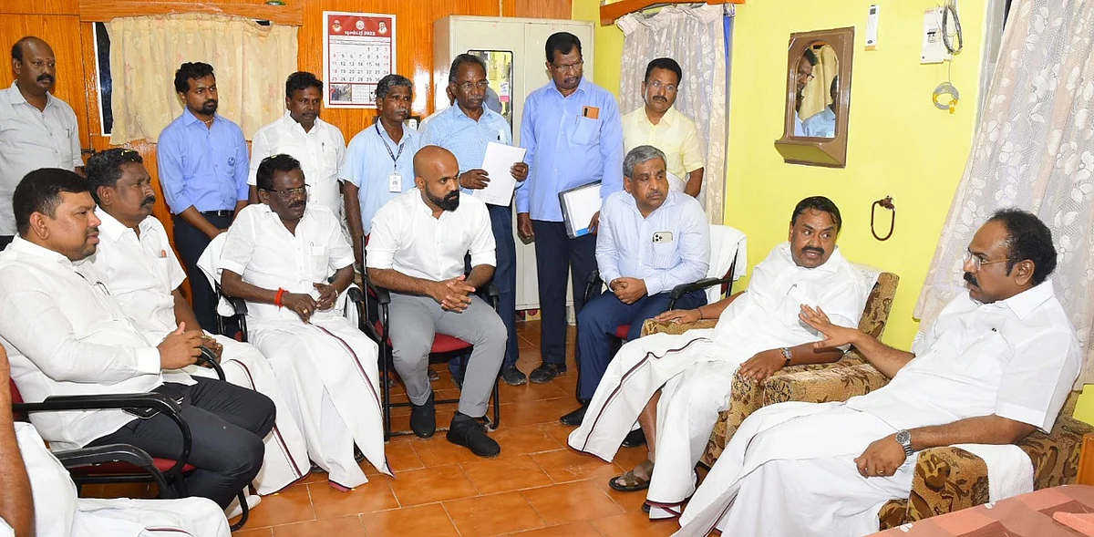 அதிகாரிகளுடன் கலந்துரையாடிய அமைச்சர்கள்