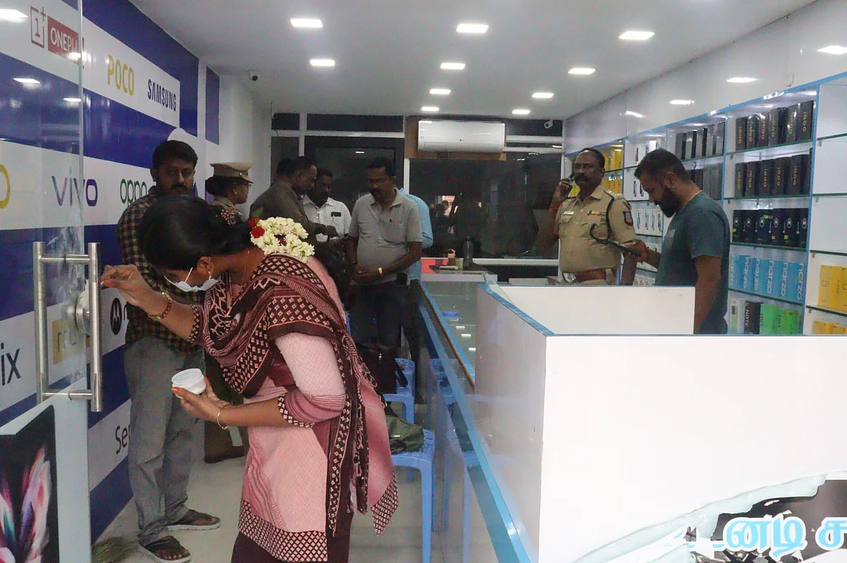 கைரேகைகள் சேகரிக்கும் நிபுணர்
