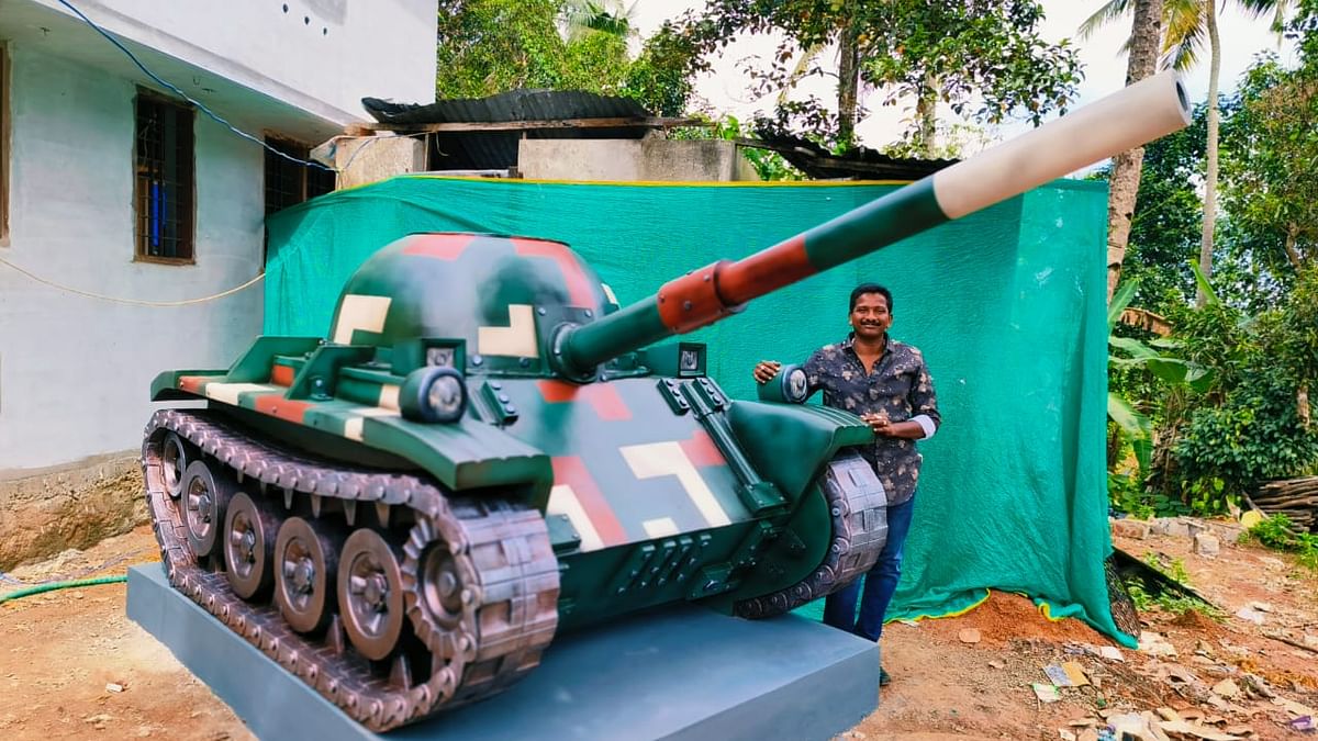 ராணுவ வீரரின் வீடு முன் அமைக்கப்பட்டுள்ள பீரங்கி