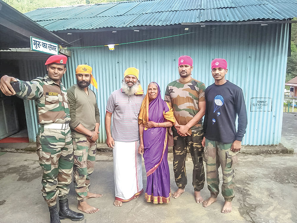 பஜாஜ் ஸ்கூட்டரில்… பில்லியன் சீட்டில் அம்மாவுடன்…
இந்தியாவின் கடைசிக் கிராமம் வரை!