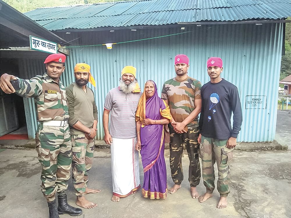 பஜாஜ் ஸ்கூட்டரில்… பில்லியன் சீட்டில் அம்மாவுடன்…
இந்தியாவின் கடைசிக் கிராமம் வரை!