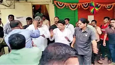 அமைச்சர் மீது மை தெளிப்பு