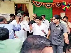 `அம்பேத்கர் மக்களிடம் பிச்சை எடுத்து பள்ளி நடத்தினார்'-சர்ச்சையாகப் பேசியதாக அமைச்சர் மீது மை வீச்சு