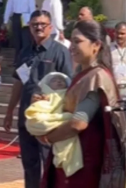 மகாராஷ்டிரா: கையில் பச்சிளம் குழந்தை; சட்டமன்றக் கூட்டத்தில் கலந்துகொள்ள வந்த பெண் எம்.எல்.ஏ!