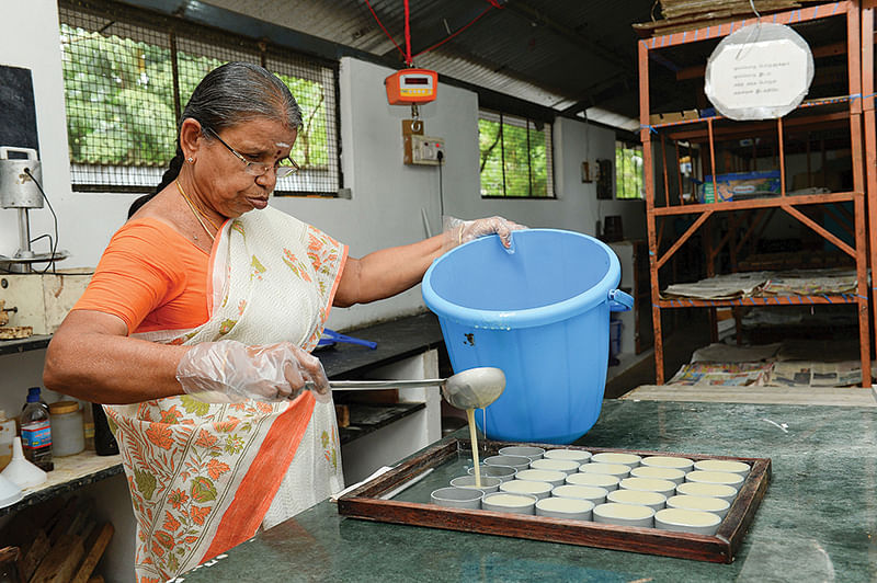 சோப்பு கட்டிகள் தயாரிக்கும் பணி