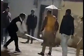 கேன்டீன் தொடர்பான வாக்குவாதம்... சக ஊழியர்களால் கொடூரமாக தாக்கப்பட்ட சிறை காவலர் - அதிர்ச்சி வீடியோ